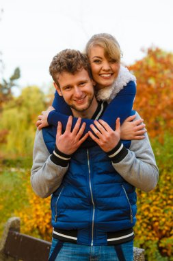 kadın parkta atçılık veren adam