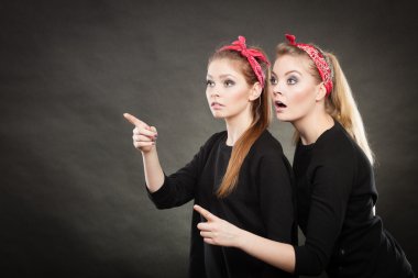 Bir yönde gösterilen vintage hanımefendi göndermek kadar pin.