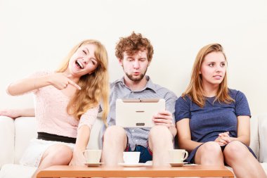 Arkadaşlar internet tablet üzerinde tarama rahatlatıcı.