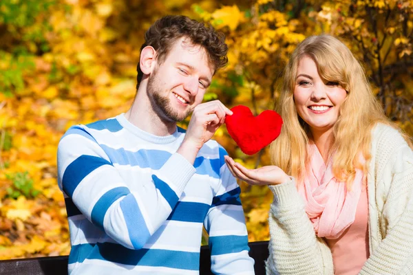 Romantische paar zitten op bankje in park herfst — Stockfoto