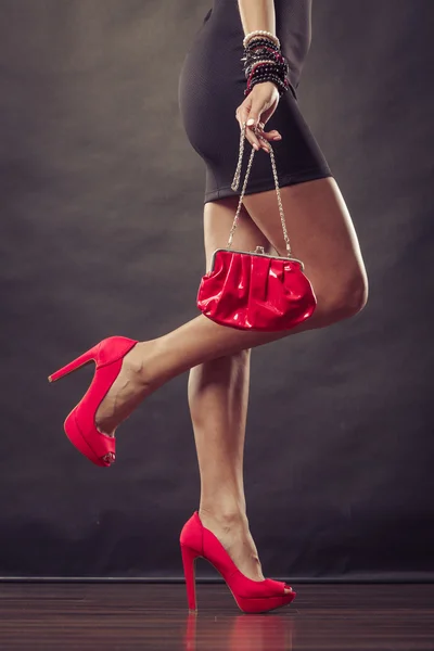 Menina em preto vestido curto vermelho cravado sapatos detém bolsa — Fotografia de Stock