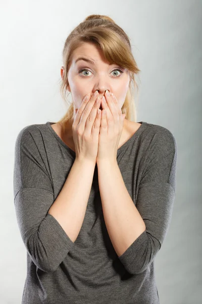 Verängstigte junge Frau. — Stockfoto