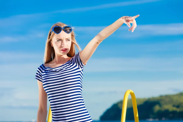 Kvinnan casual stil pekar på himmel bakgrund — Stockfoto