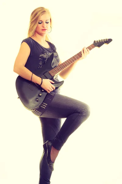 Vrouw kunstenaar speler met elektrische gitaar. — Stockfoto