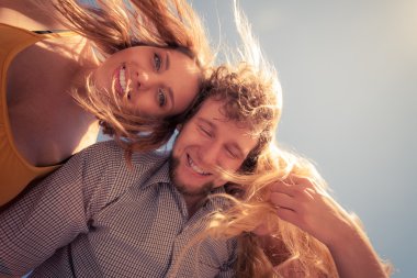 Grup arkadaşları erkek iki kız açık eğleniyor