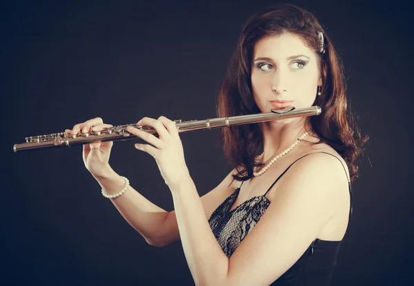Kvinna som spelar transverse flöjt på svart. — Stockfoto