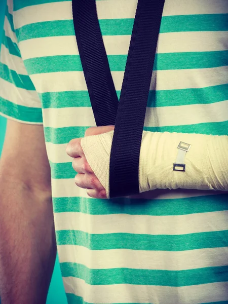 Del kropp man med bandagerade hand. — Stockfoto