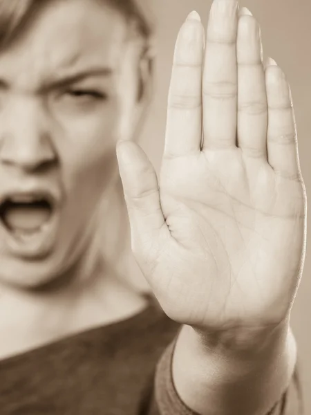 Krzyczeć kobieta co gest. — Zdjęcie stockowe