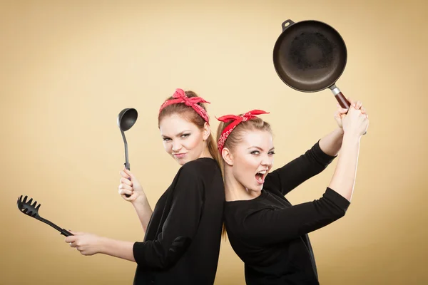 Mujeres de estilo retro divirtiéndose con accesorios de cocina . — Foto de Stock