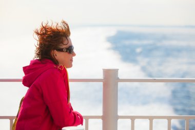 Turist kadın liner deniz manzarası arka plan üzerinde