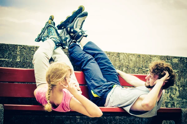 Giovani amici rilassanti sulla panchina . — Foto Stock