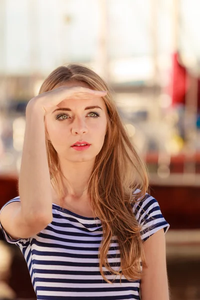Woman in marina against yachts in port — Stock Photo, Image
