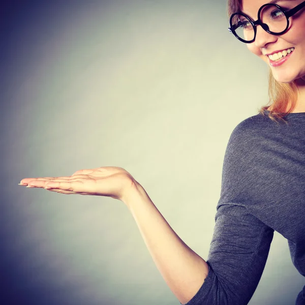 Nerdy dame maken gebaar. — Stockfoto