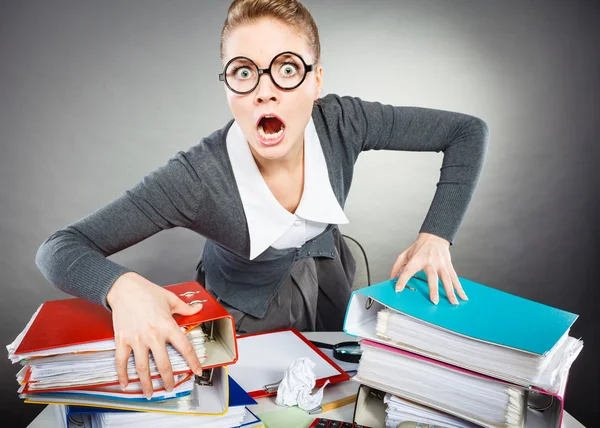 Verärgerte Sekretärin am Schreibtisch. — Stockfoto