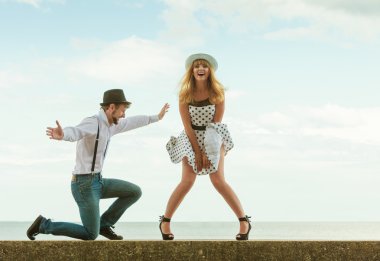 Deniz kıyısında uzanan sevgi dolu çift retro tarzı