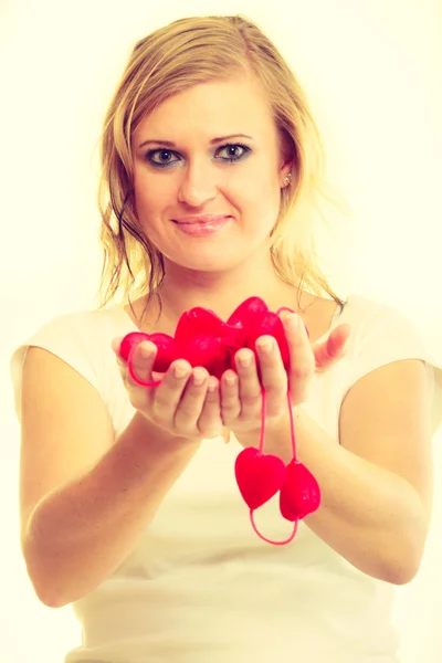 Fille avec des petits cœurs rouges . — Photo