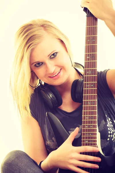 Artista mujer con guitarra eléctrica . —  Fotos de Stock