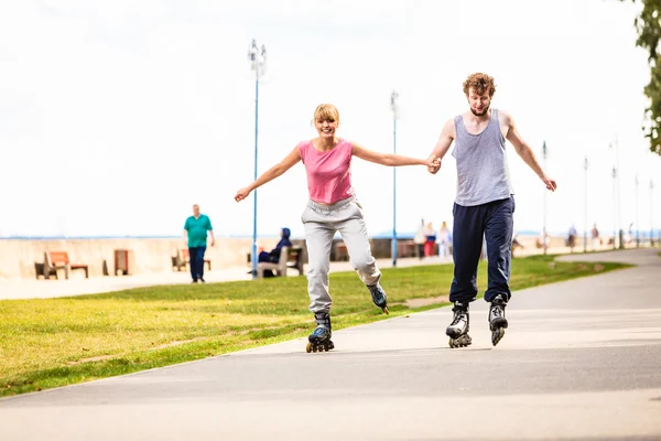 Młodych ludzi aktywnych znajomych rollerskating odkryty. — Zdjęcie stockowe