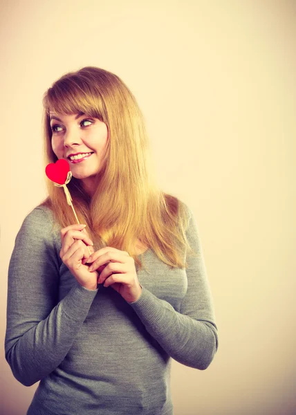 Chica alegre jugando con el corazón — Foto de Stock