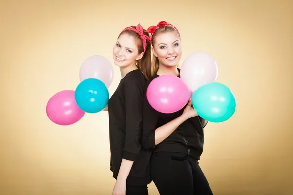 Retro niñas preparando globos fiesta de cumpleaños . —  Fotos de Stock