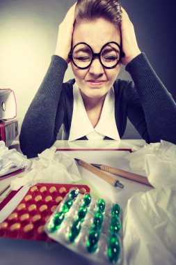 Üzerinde zor baş ağrısı acı işkadını.