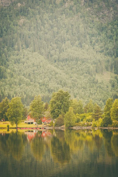 Norvég ország házak, a hegyek a tó partján — Stock Fotó