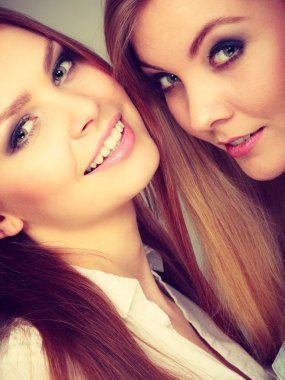 Büyüleyici pozitif kadın kardeşler.