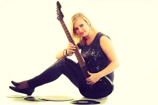 Woman with electrical guitar and vinyl record. — Stock Photo, Image