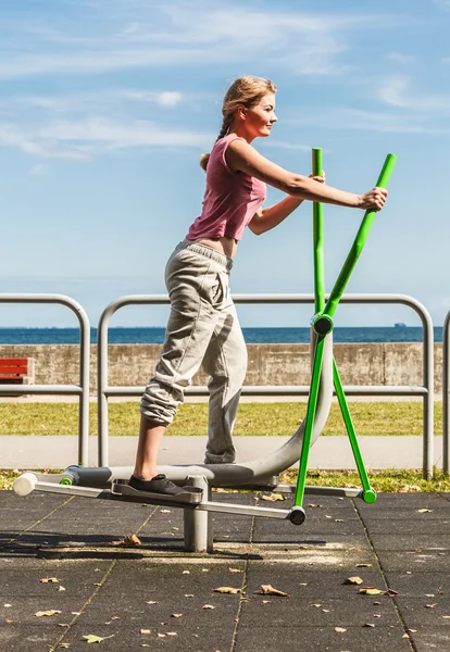 Aktive Frau trainiert auf Crosstrainer. — Stockfoto