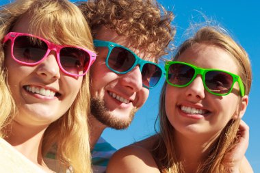 Grup arkadaşları erkek iki kız açık eğleniyor