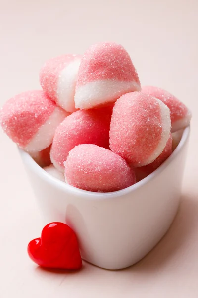 Gelées roses ou guimauves avec sucre dans un bol — Photo