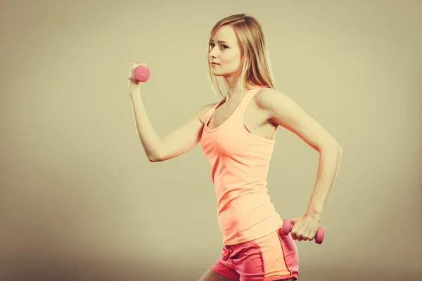 Fitness-Frau trainiert mit Kurzhanteln. — Stockfoto