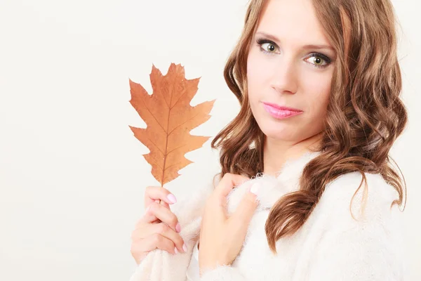Mooie herfst meisje met eiken blad in hand — Stockfoto
