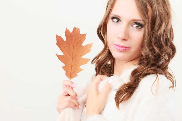 Jolie fille automnale avec feuille de chêne à la main — Photo