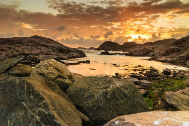 Gün batımında kıyı şeridi Norveç'te