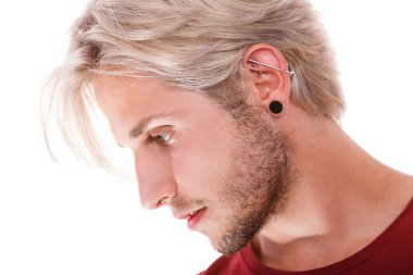 Piercing ile genç çocuk ve modaya uygun saç modeli