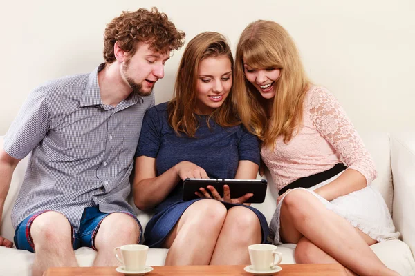 Amigos relajante navegación por Internet en la tableta . — Foto de Stock