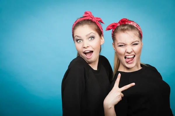 Loco pin hasta retro niñas haciendo divertido caras . — Foto de Stock