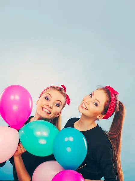 Retro lányok készülő léggömbök, születésnapi party. — Stock Fotó