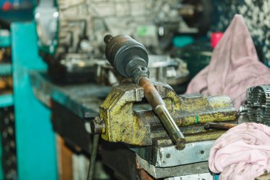 Araba dururken, atölye.