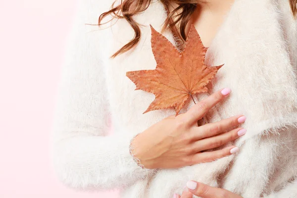Осенняя девушка с кленовым листом в руке — стоковое фото