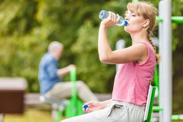 Vrouw met drinkwater pauze nemen. Fitness. — Stockfoto