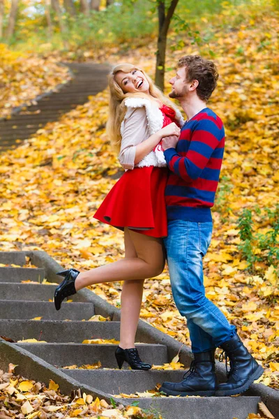 Романтическая пара встречается в парке стоя на лестнице . — стоковое фото