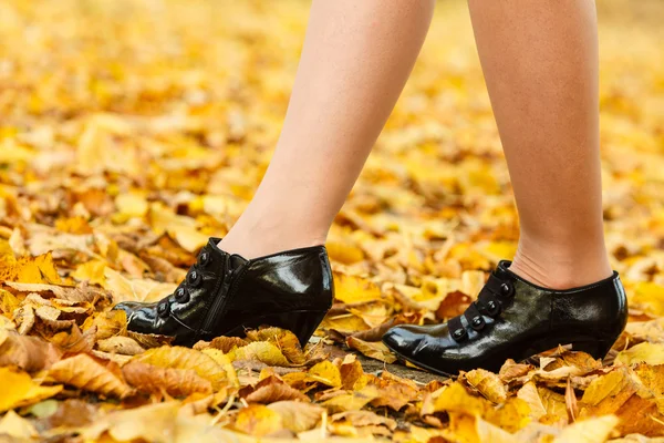 Joven dama de pie al aire libre . —  Fotos de Stock