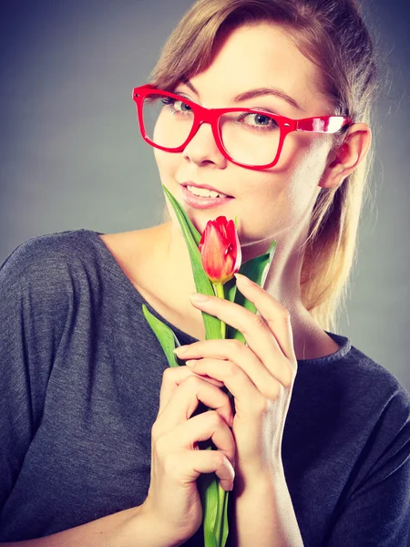 Bellezza donna con fiore di tulipano . — Foto Stock