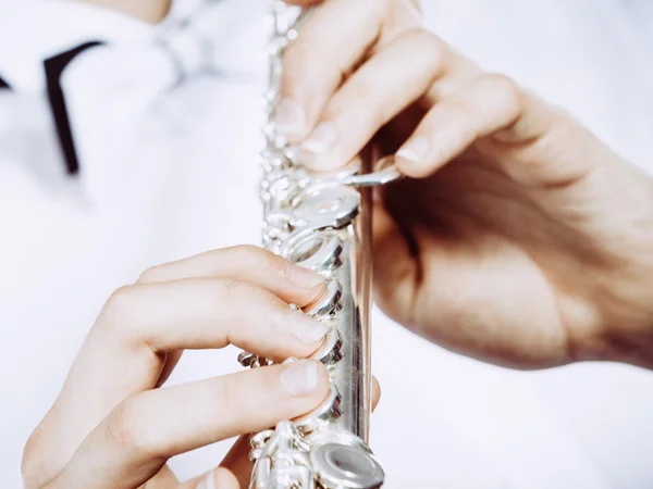 Manos de joven tocando la flauta — Foto de Stock