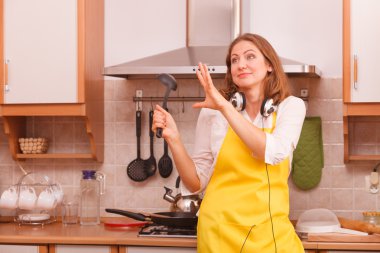 Ev kadını mutfakta dans