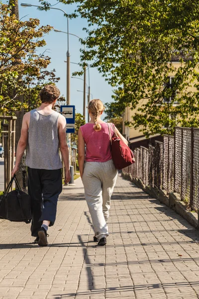 Çift erkek ve kadın ile yürüyüş spor çantalar. — Stok fotoğraf