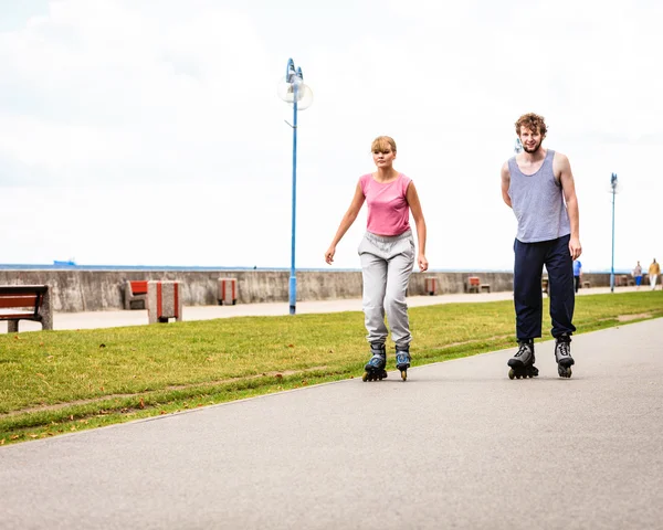 Friends rollerblading together have fun in park. — Stock Photo, Image