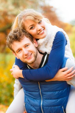 kadın parkta atçılık veren adam